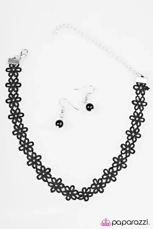 Paparazzi Daisy Love - Black (Choker) 1